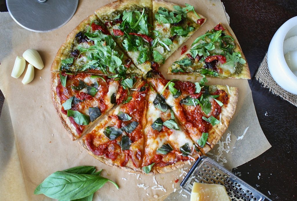 pizza, garlic, cutting board-1442946.jpg